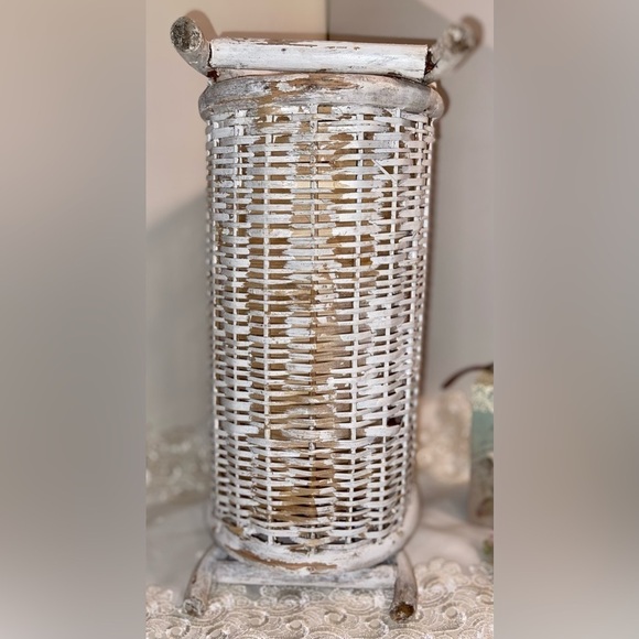 3/75$ Vintage distressed painted white‎ wicker Magazine holder farmhouse style - Picture 6 of 13